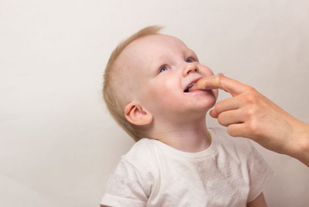 Limpiar Encias De Bebe Con Dedal De Silicona Clinica Aguilar Dental